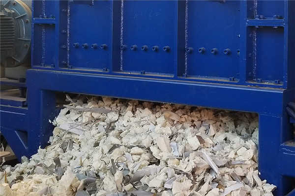 用撕碎机处理大件垃圾
